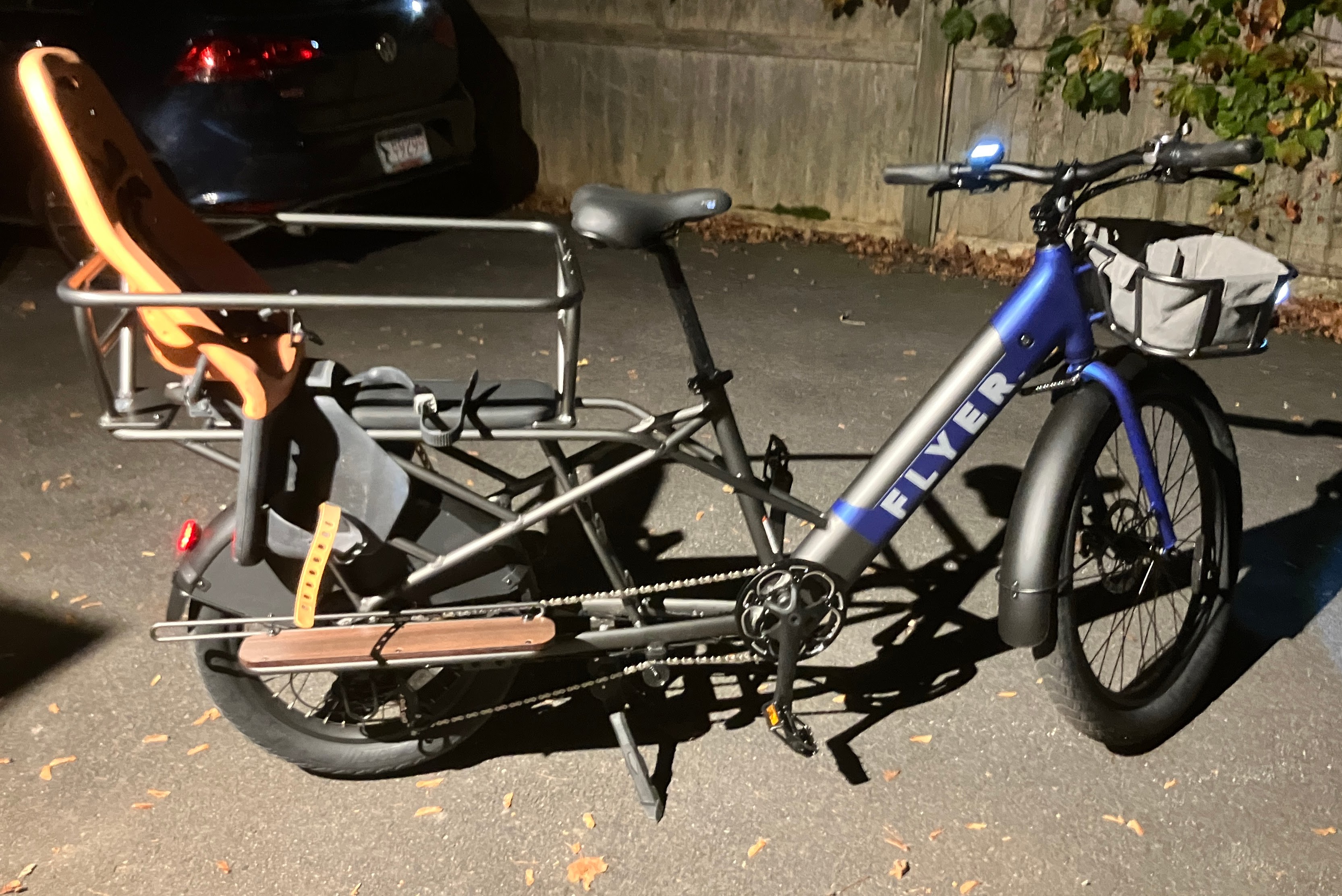 A blue long-tail cargo bike with the word Flyer on the side.